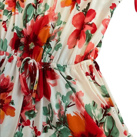 Women’s Floral Romper With Pockets Size Medium - Picture 2 of 3